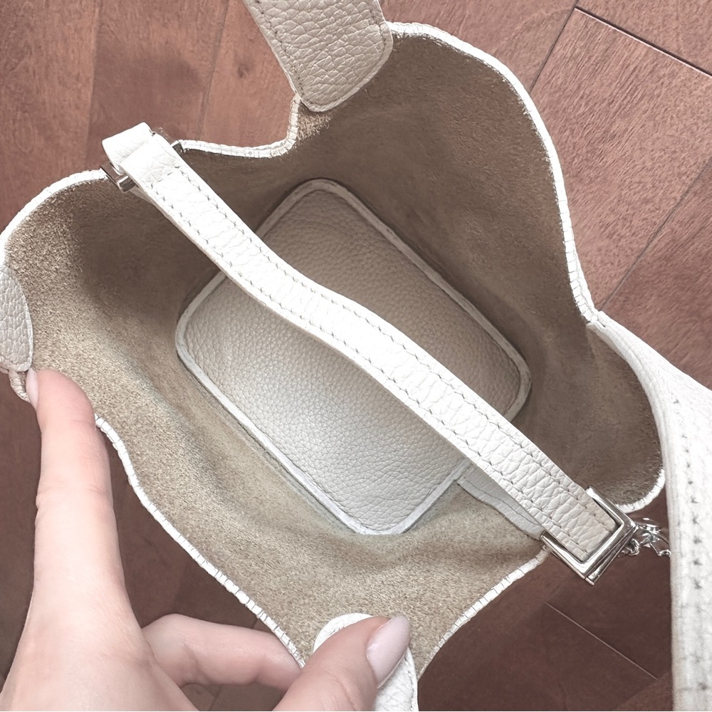 Elegant off White Leather Bucket Tote Bag with silver horse charm - Picture 12 of 13